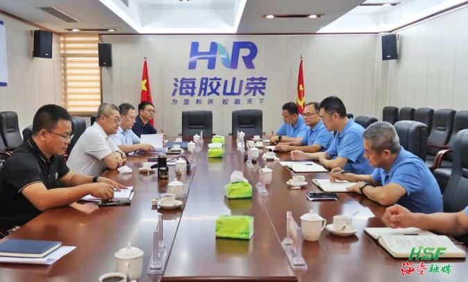 艾轶伦在海南橡胶山荣分公司座谈。